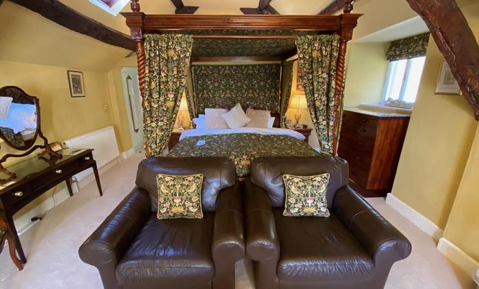 Guests can stay in Shelley's Theatre with its vaulted ceiling and wooden beams. This is the oldest part of the house where the romantic poet Percy Bys